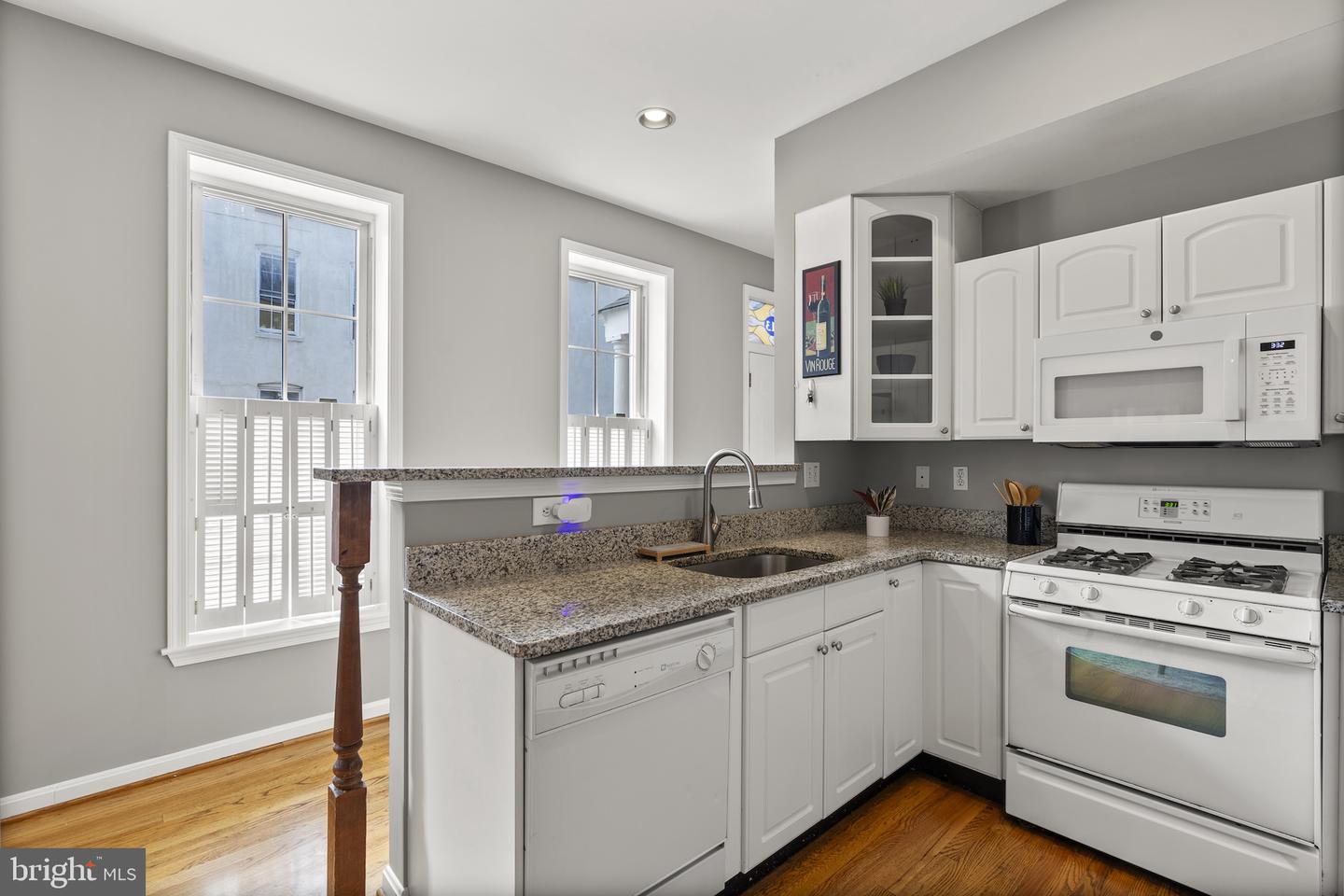 113 W Clement St Property Photo 13