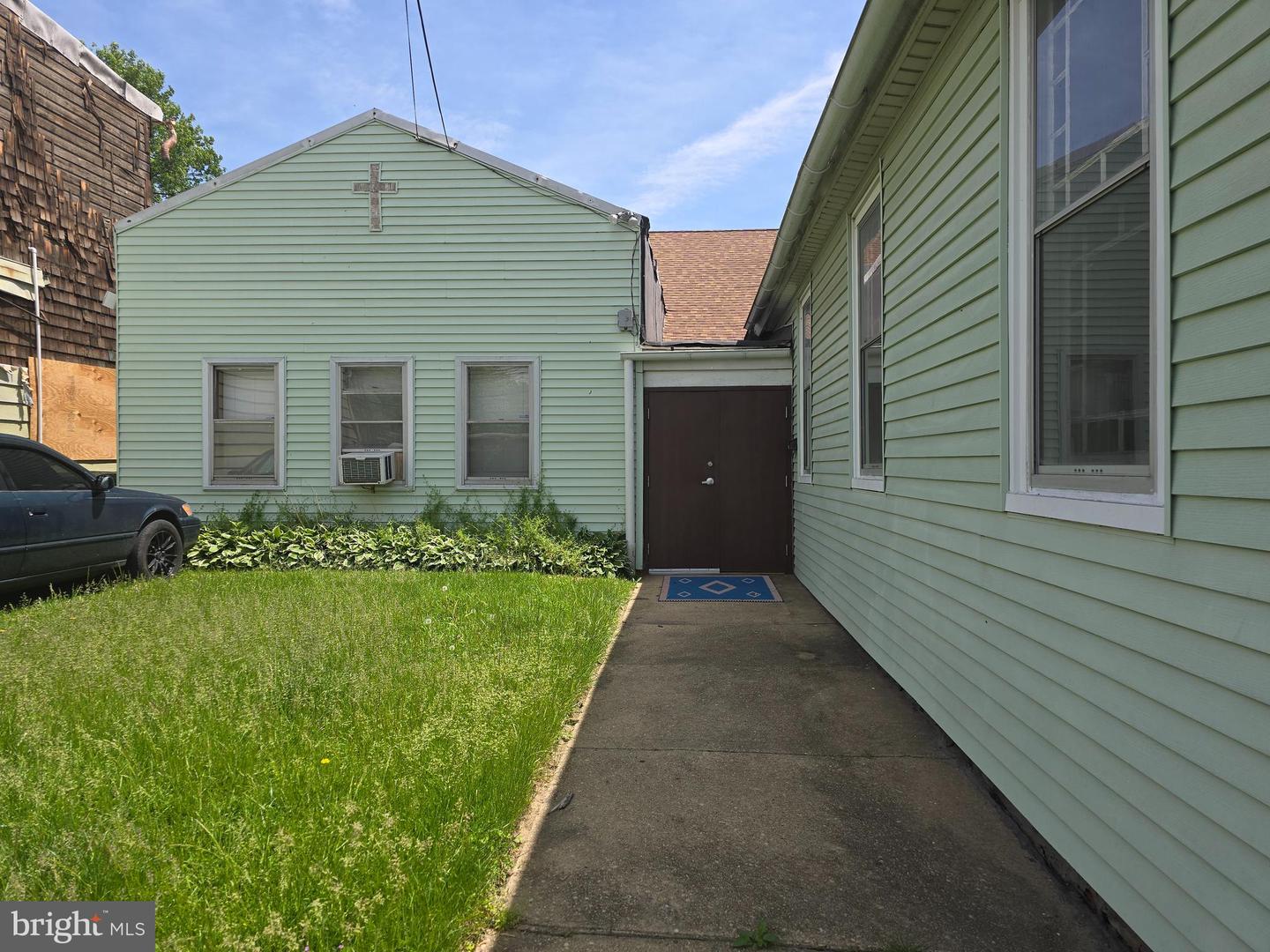 2111 Hollins Ferry Rd Property Photo 2