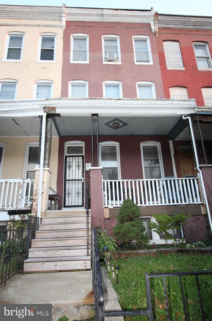 2425 W North Ave Property Photo 1