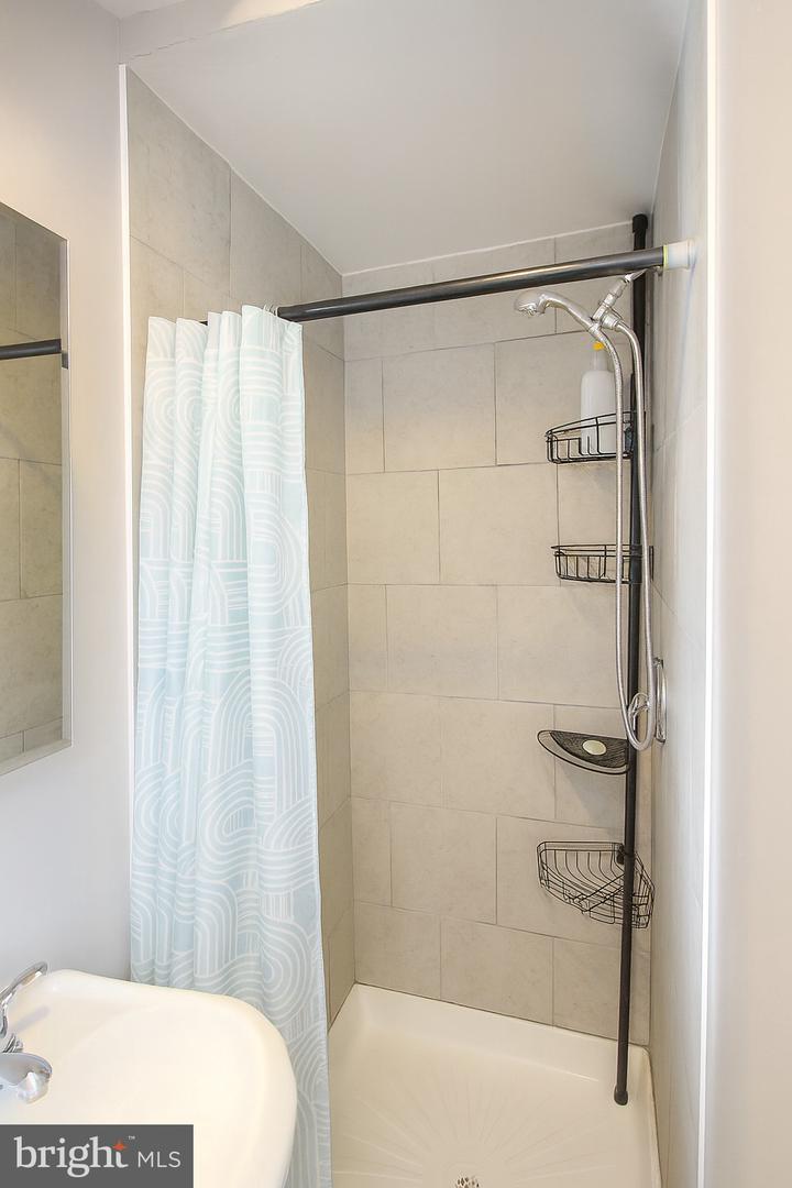 2425 W North Ave Property Photo 6