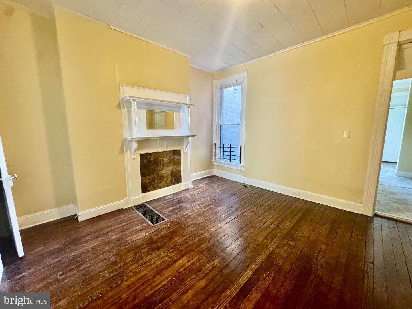 1942 W Fayette St Property Photo 2