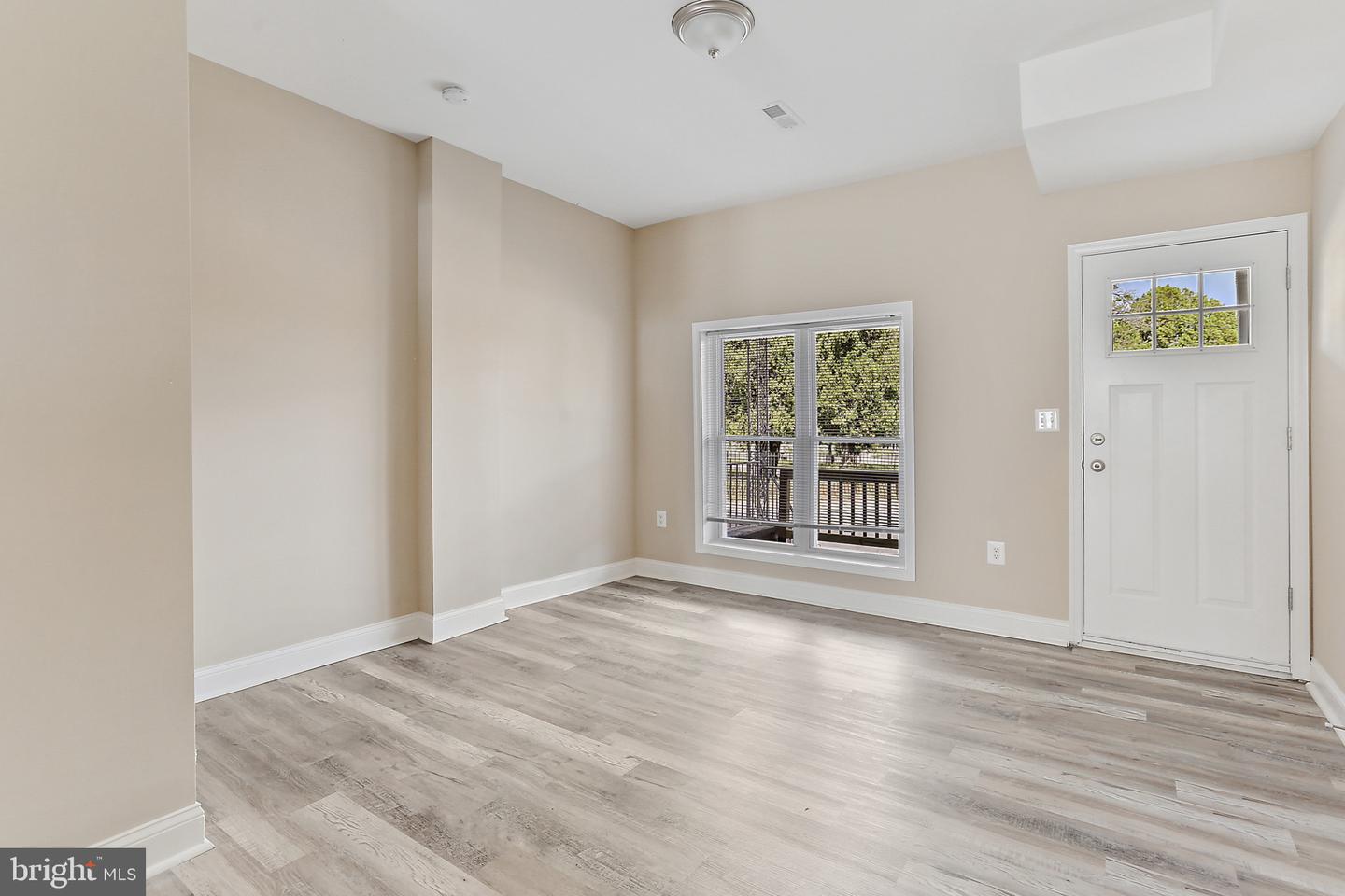 100 Collins Ave Property Photo 3