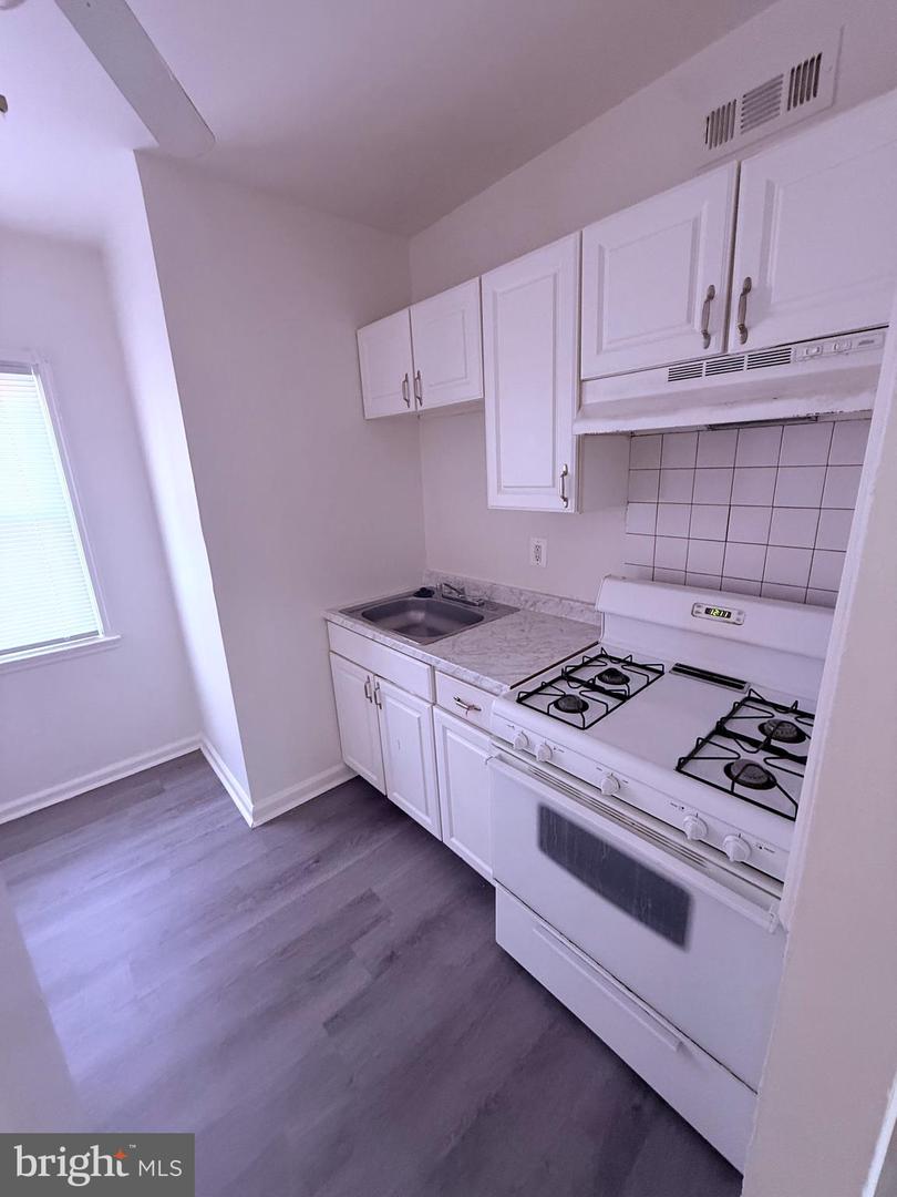 520 Baltic Ave #b Property Photo 1