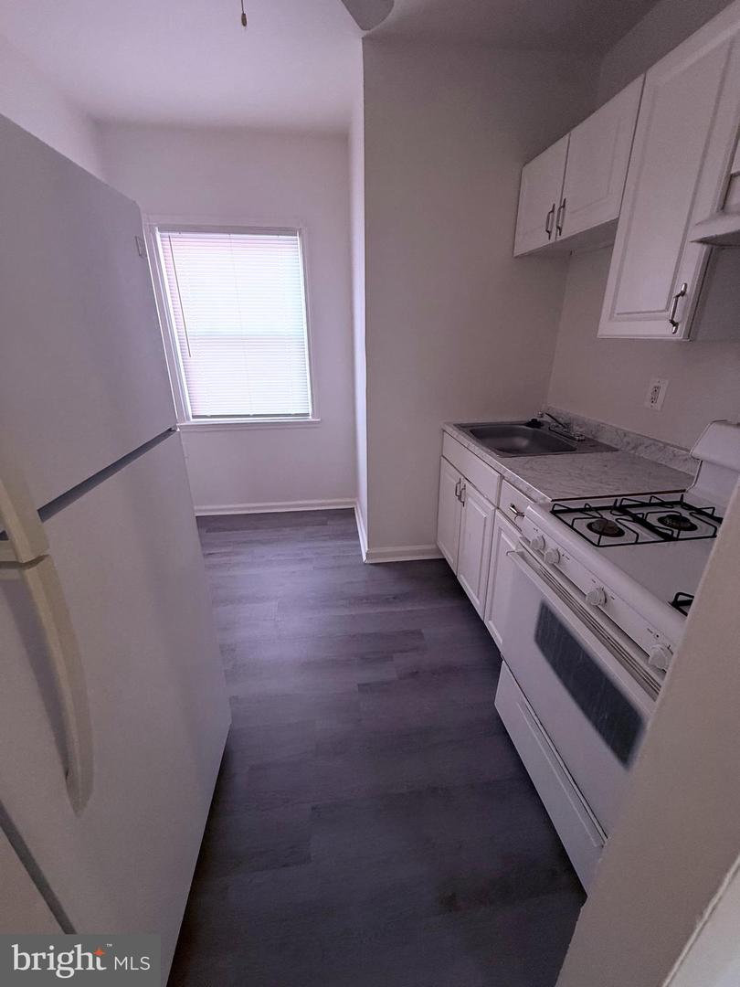 520 Baltic Ave #b Property Photo 3
