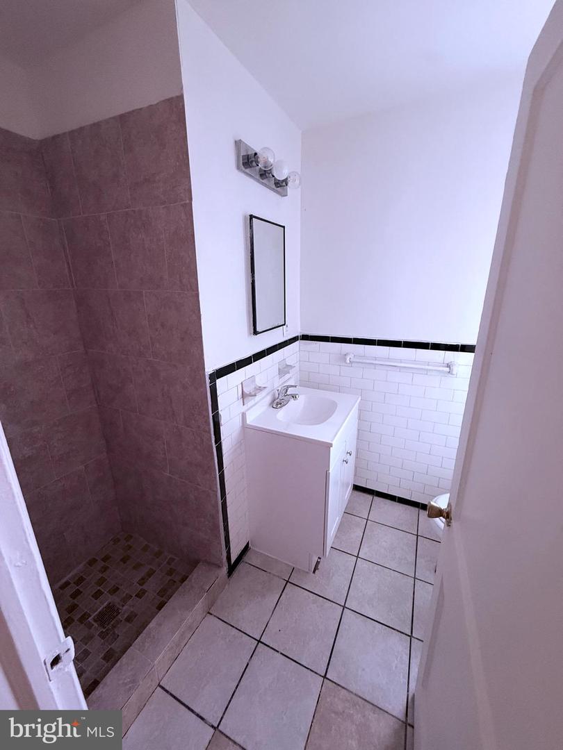 520 Baltic Ave #b Property Photo 8