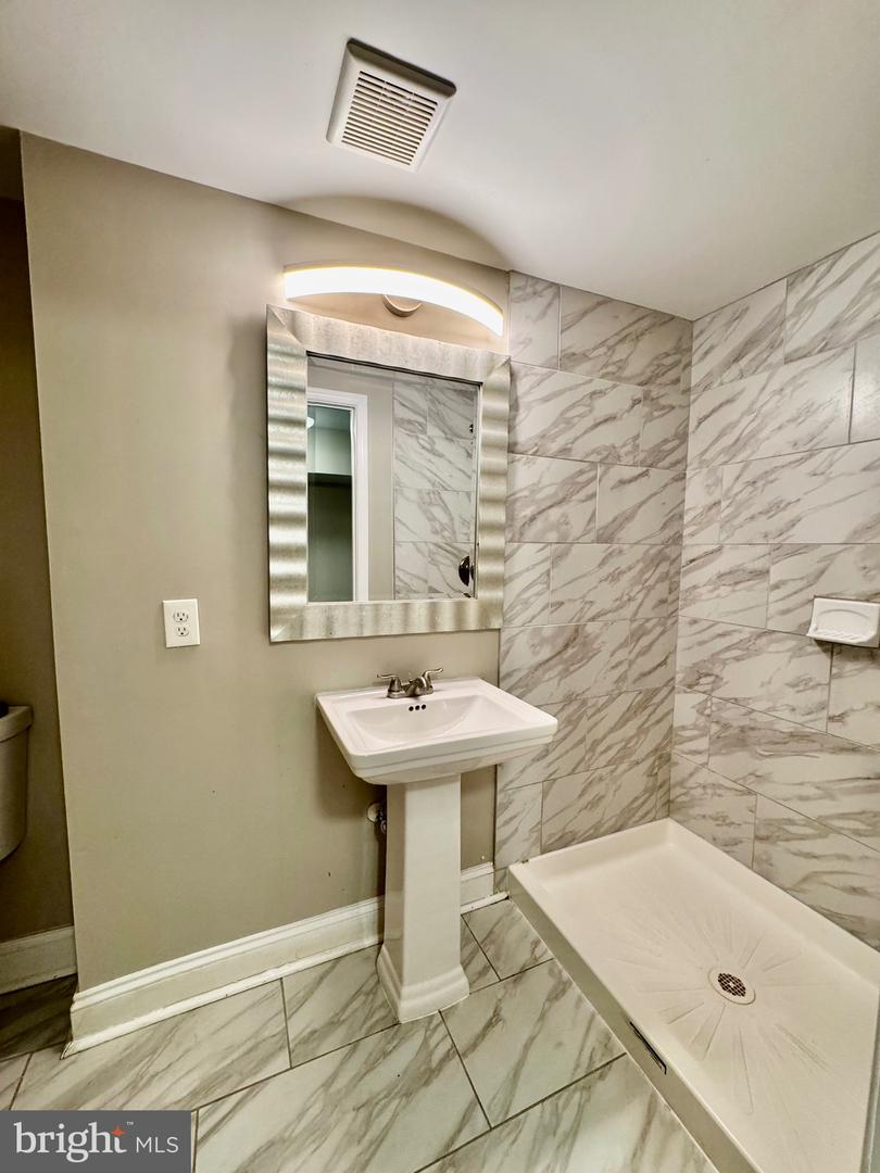 1019 W Fayette St Property Photo 31