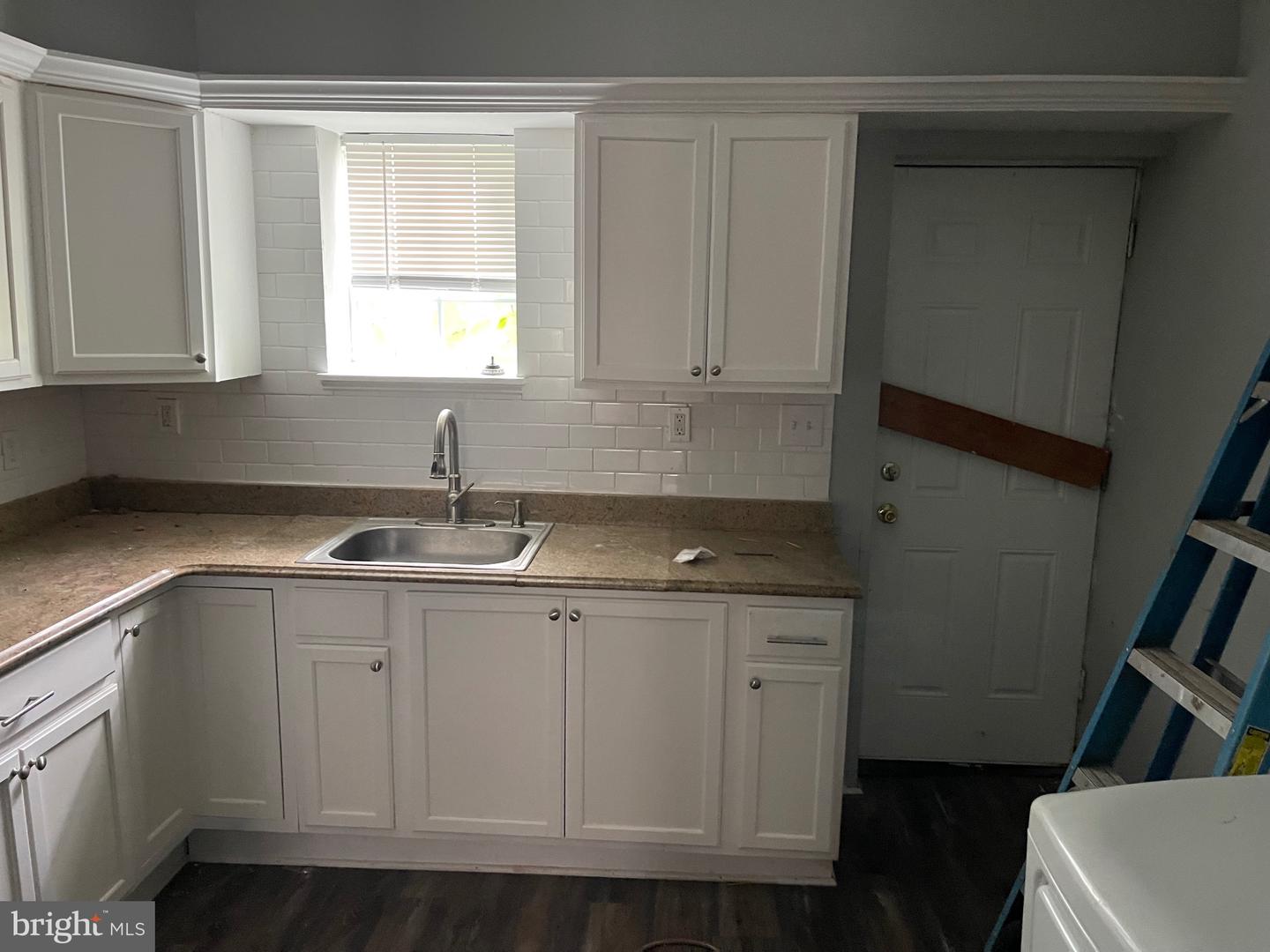 1113 N Montford Ave Property Photo 7