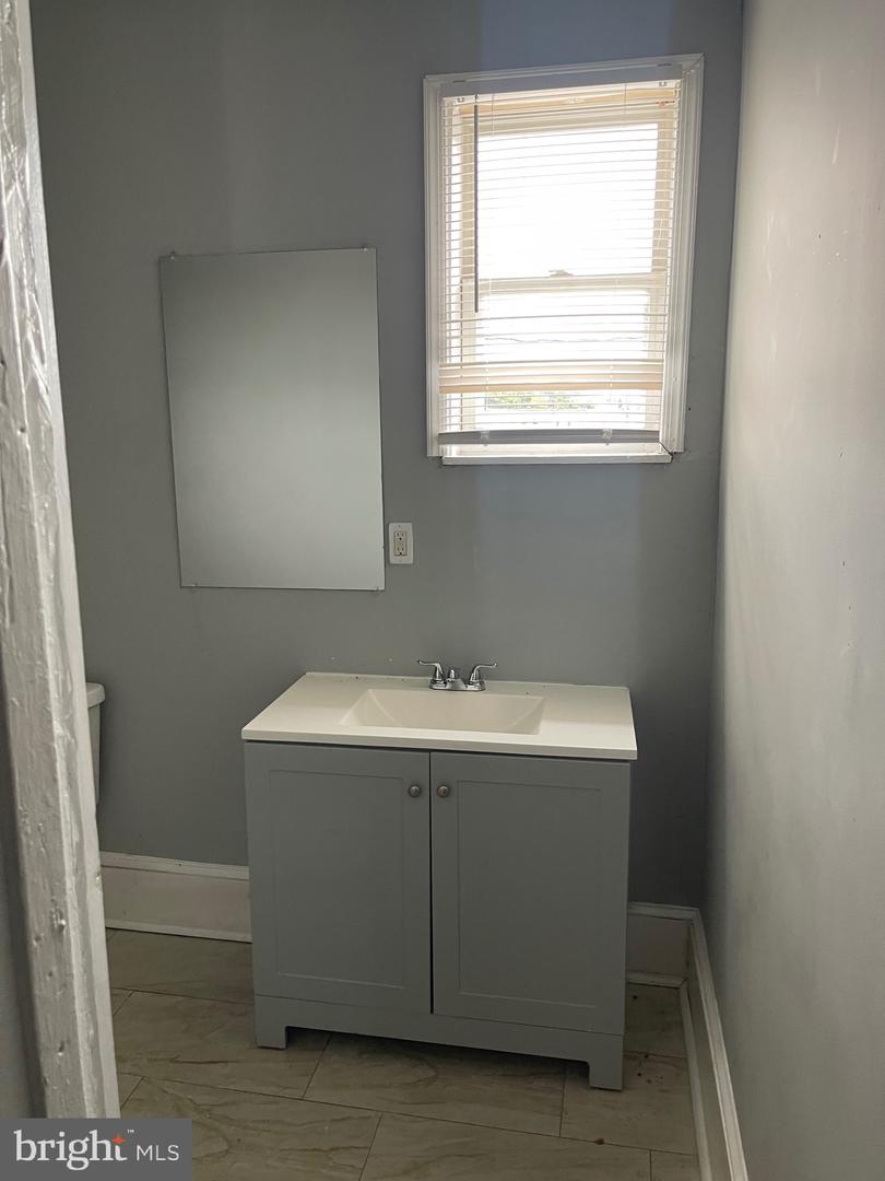 1113 N Montford Ave Property Photo 10
