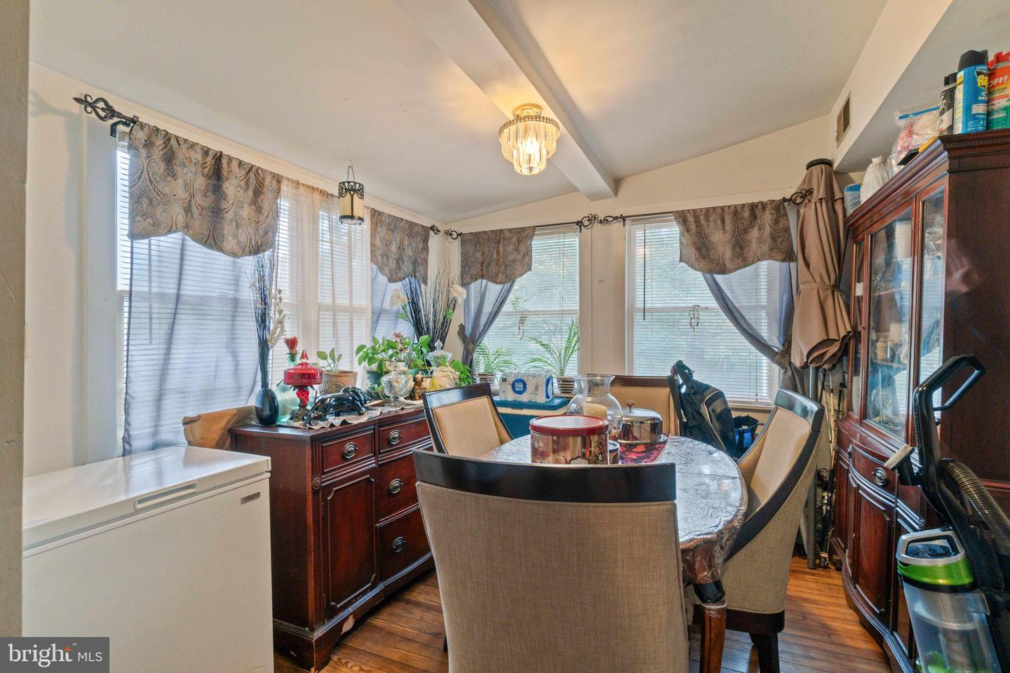 5009 Roland Ave Property Photo 3