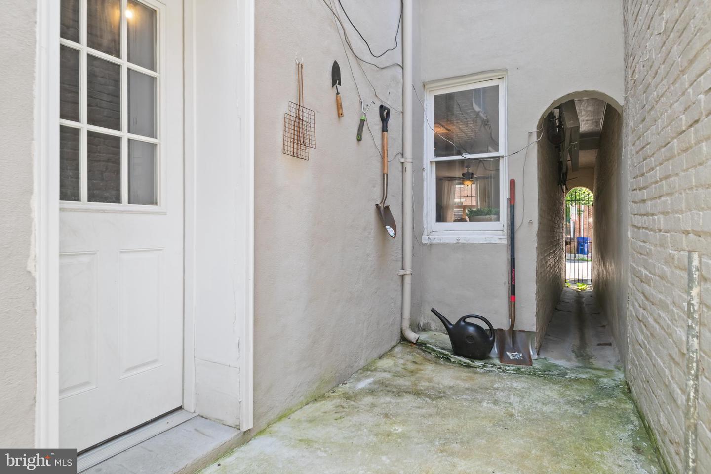 12 E Henrietta St E Property Photo 24