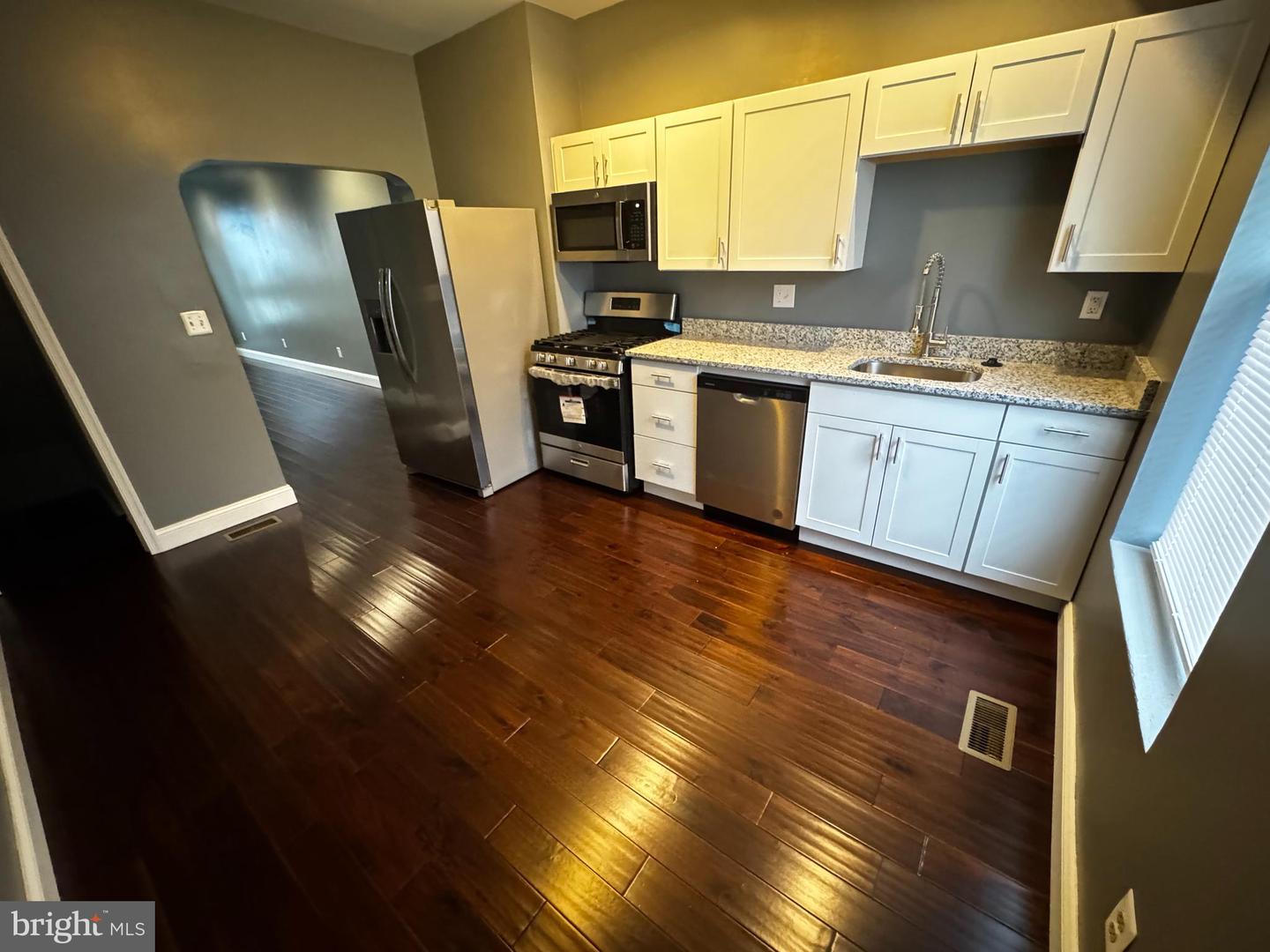 411 N Belnord Ave Property Photo 5