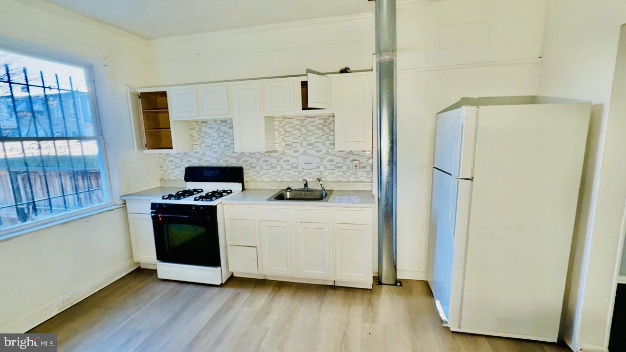 3102 E Fairmount Ave Property Photo 6