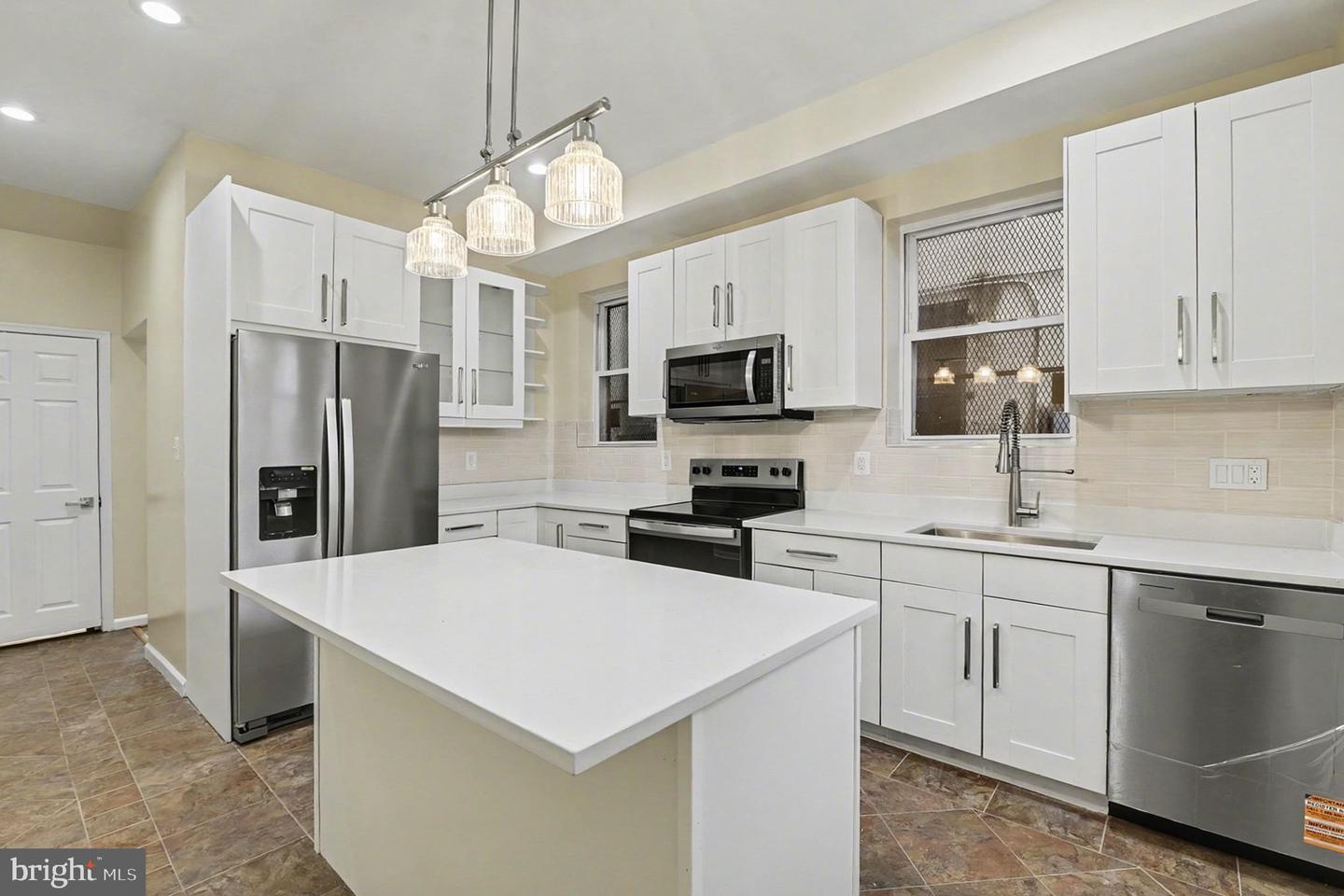 829 E Chase St Property Photo 12