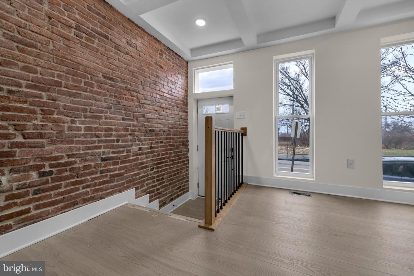 2418 E Chase St Property Photo 5