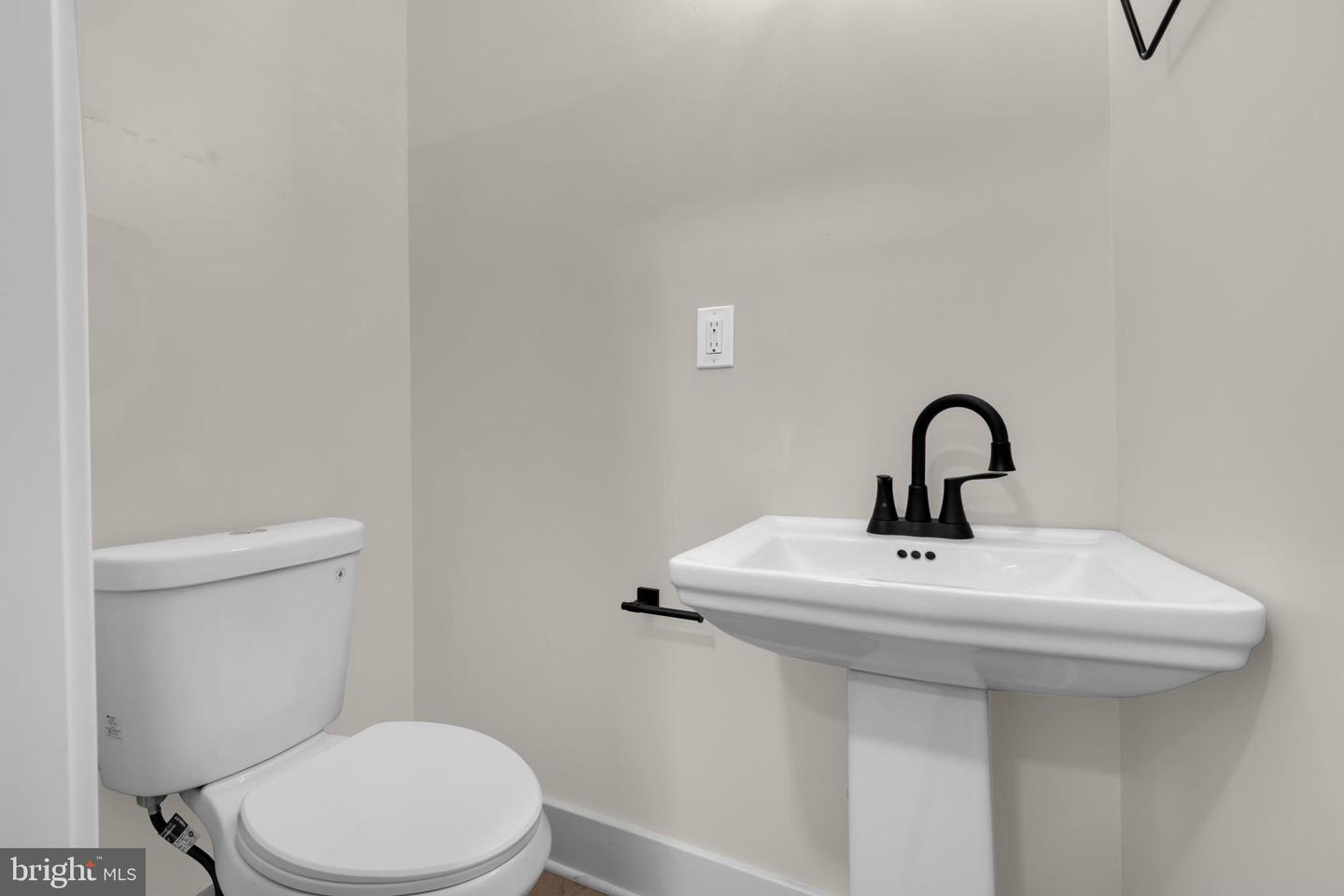 2418 E Chase St Property Photo 10