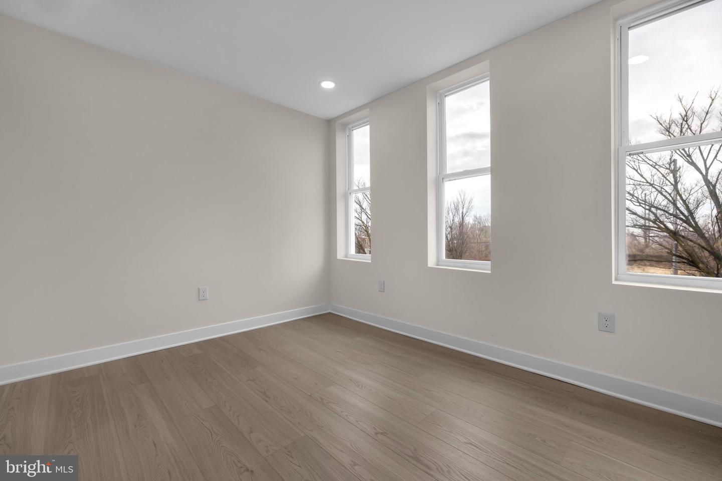 2418 E Chase St Property Photo 17
