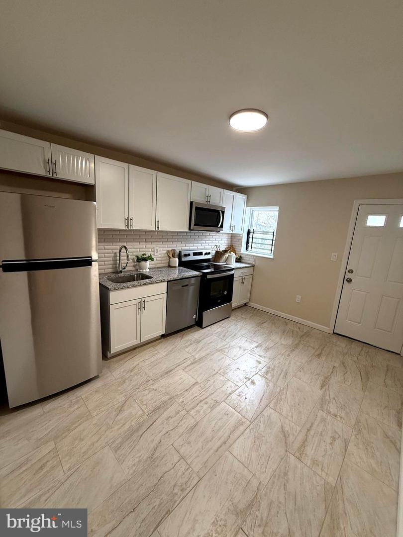 1028 E North Ave Property Photo 6