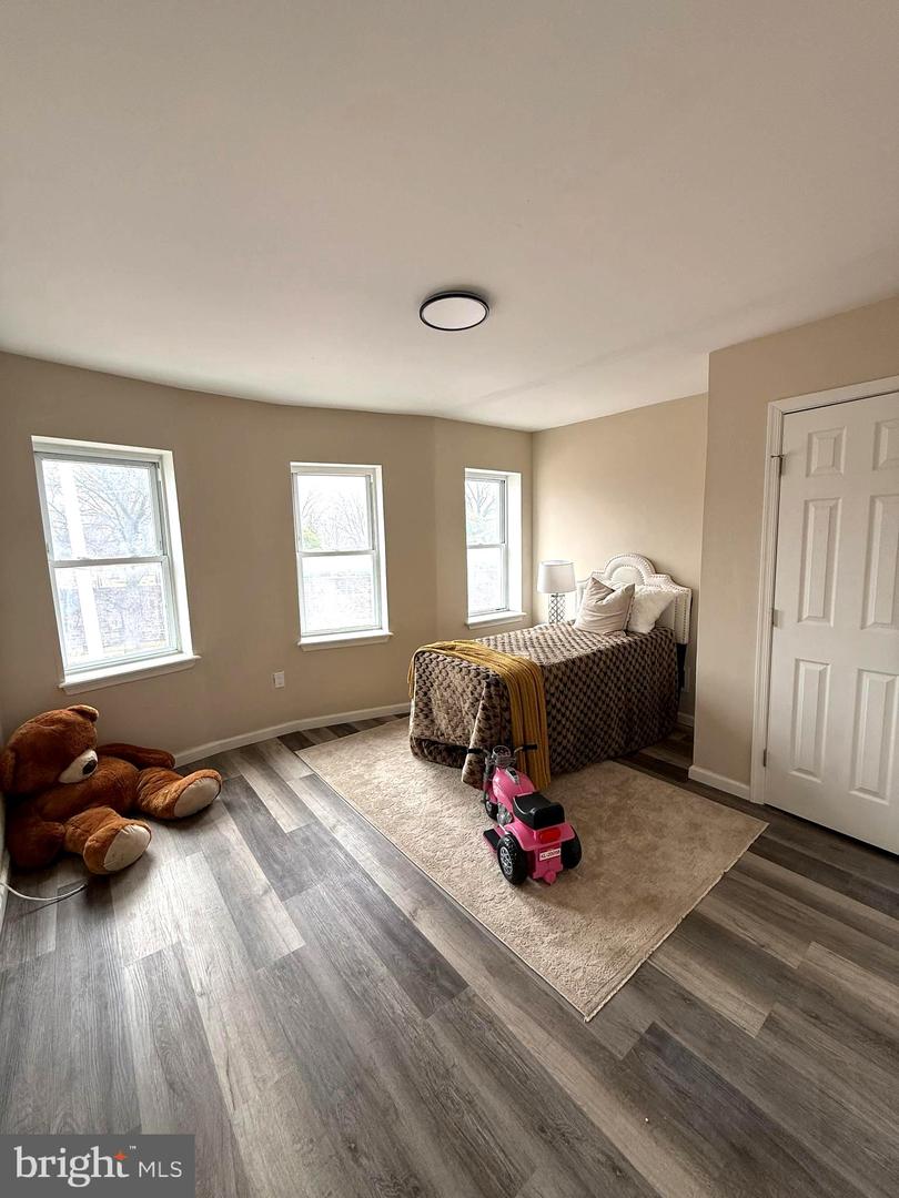 1028 E North Ave Property Photo 7