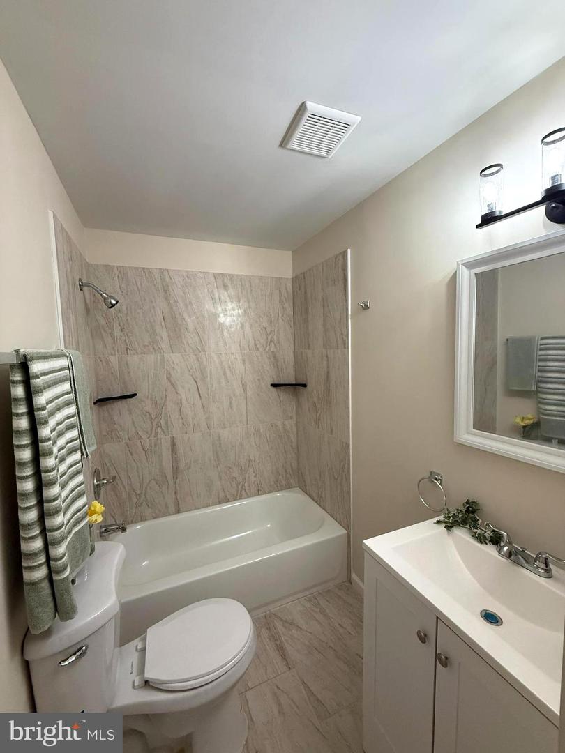 1028 E North Ave Property Photo 10