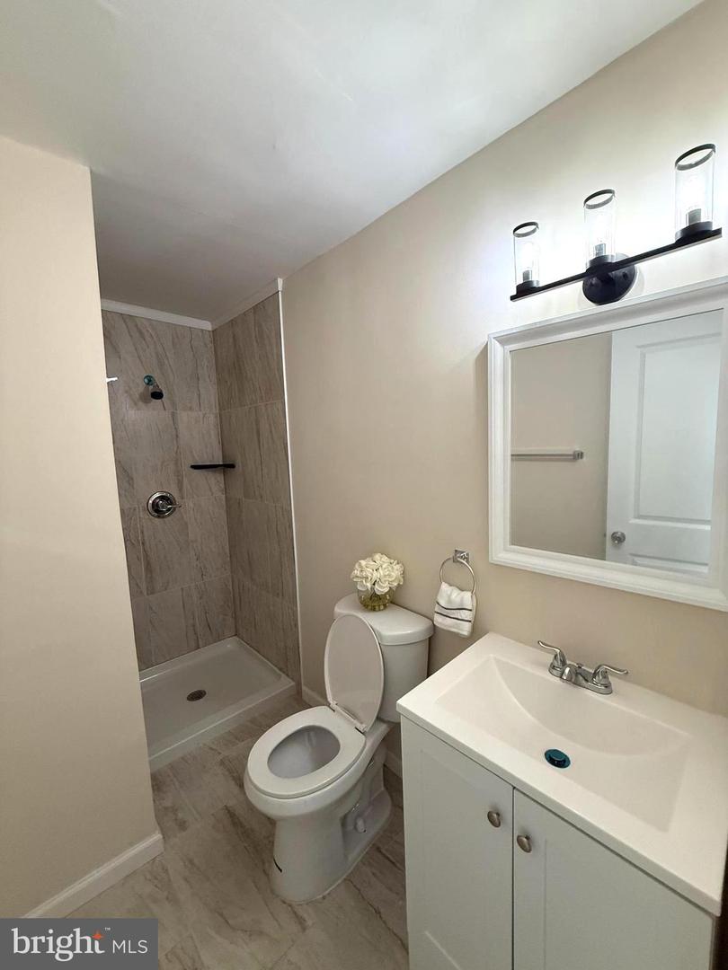 1028 E North Ave Property Photo 18