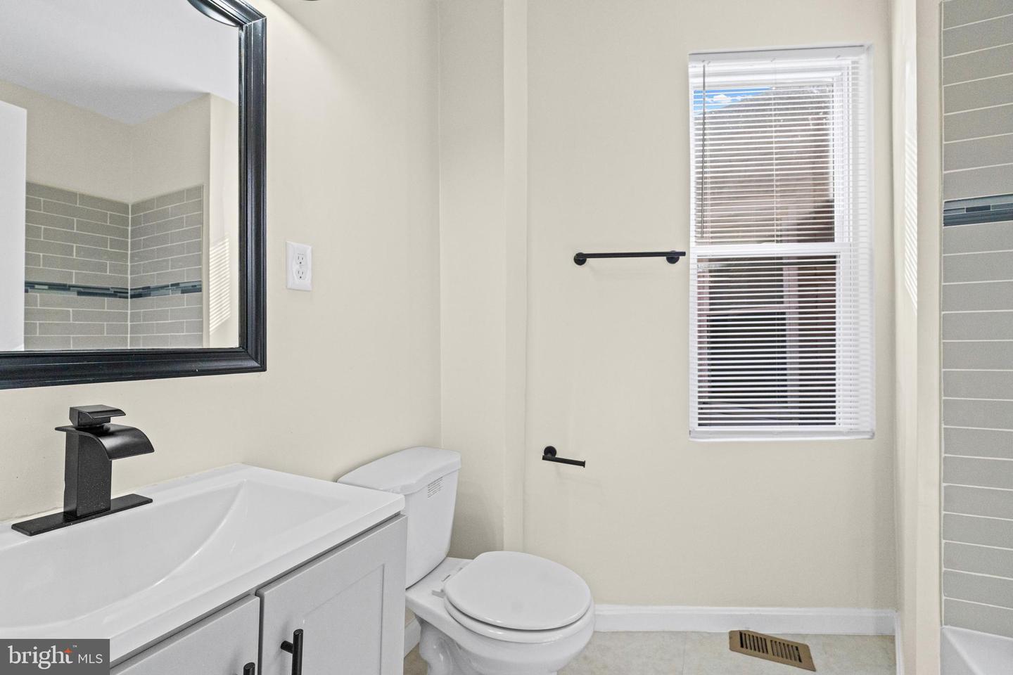 2828 Woodbrook Ave Property Photo 9