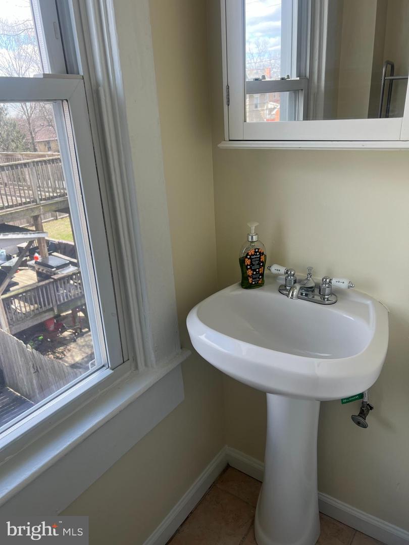 3021 Glenmore Ave Property Photo 9
