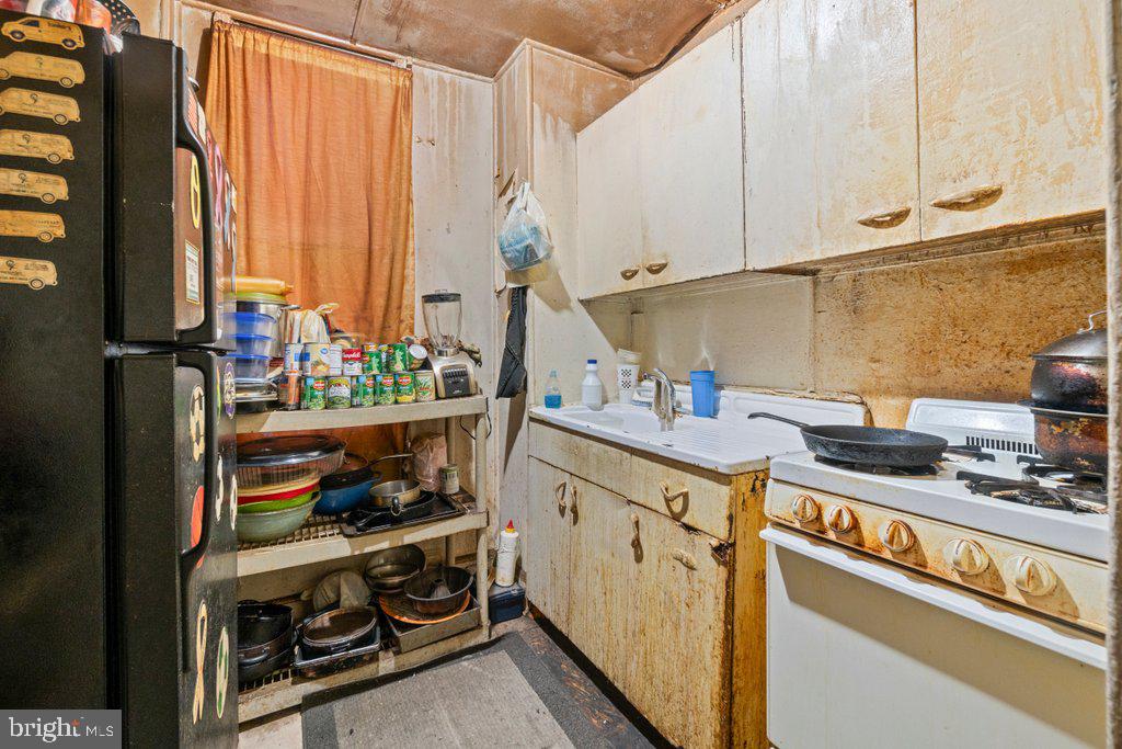 112 E 20th St Property Photo 7