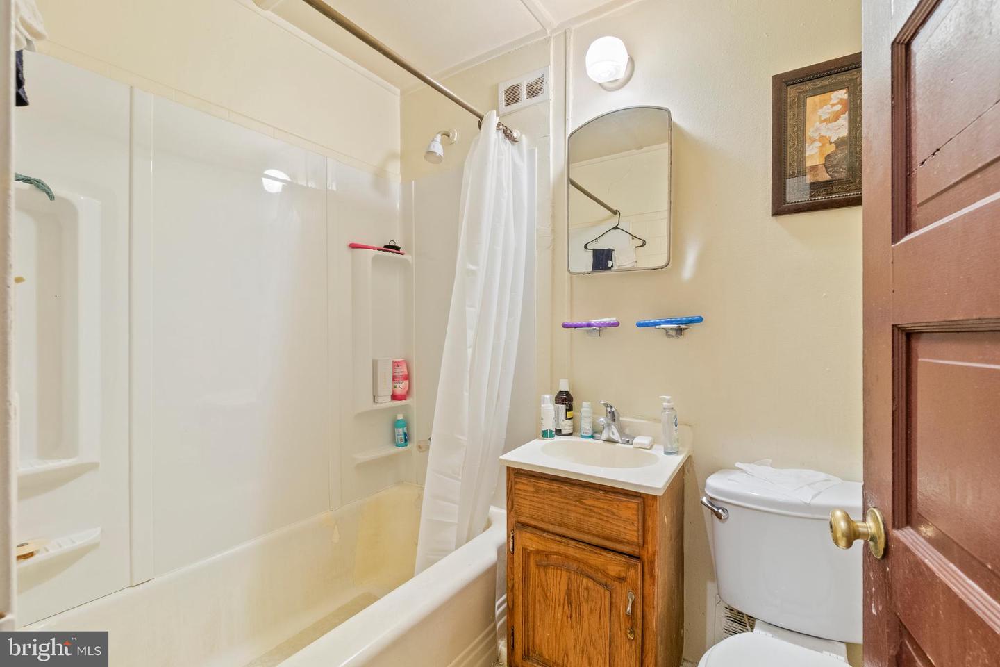 112 E 20th St Property Photo 17