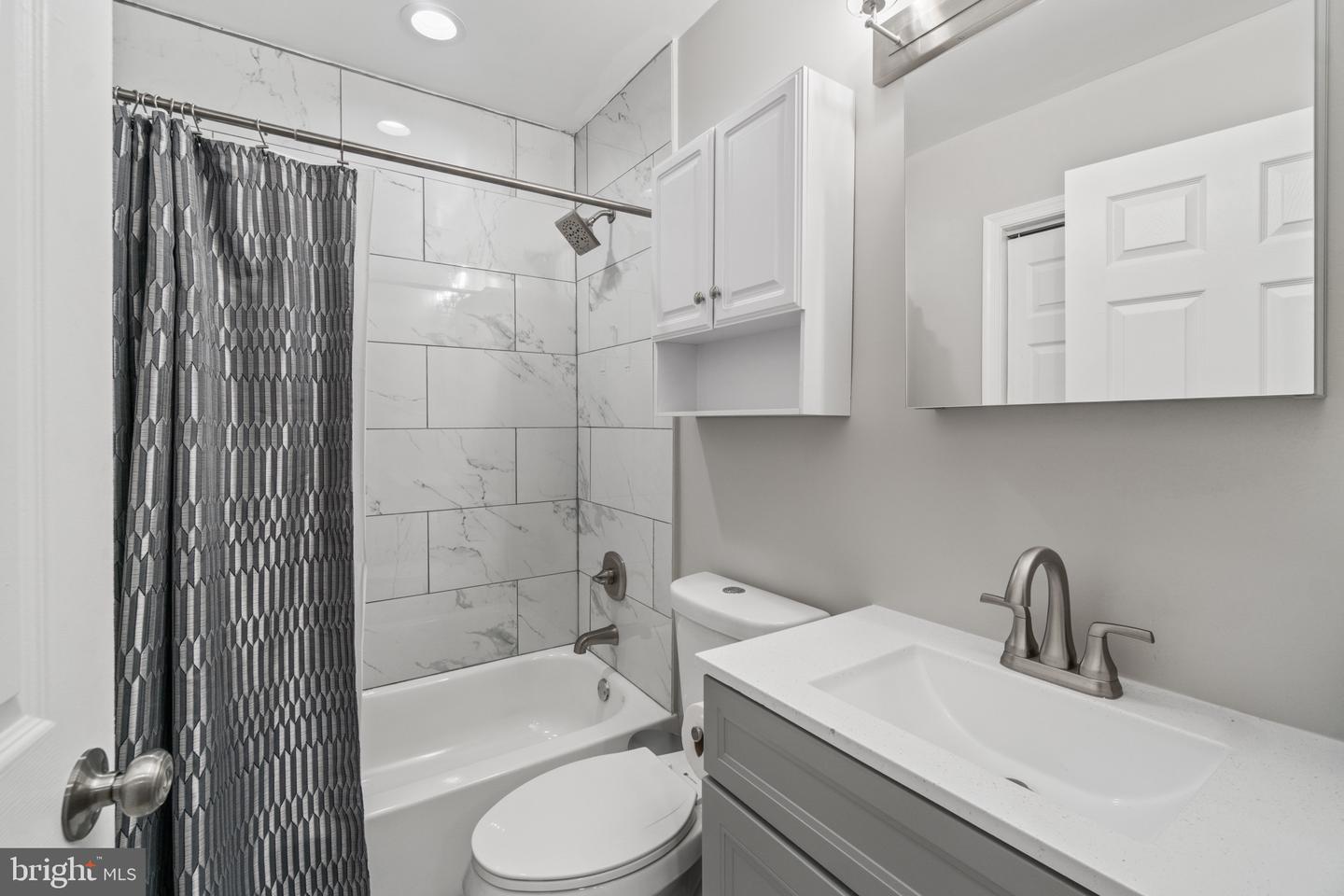 2225 E Chase St Property Photo 9