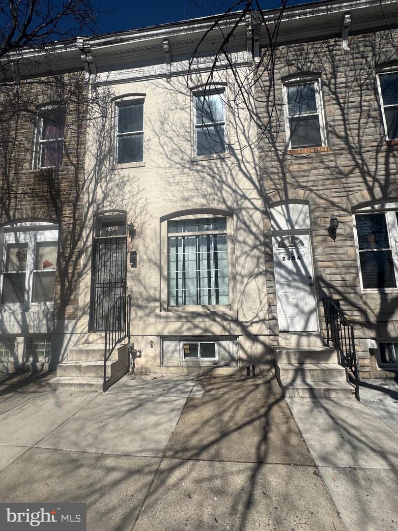 2404 E Madison St Property Photo 1