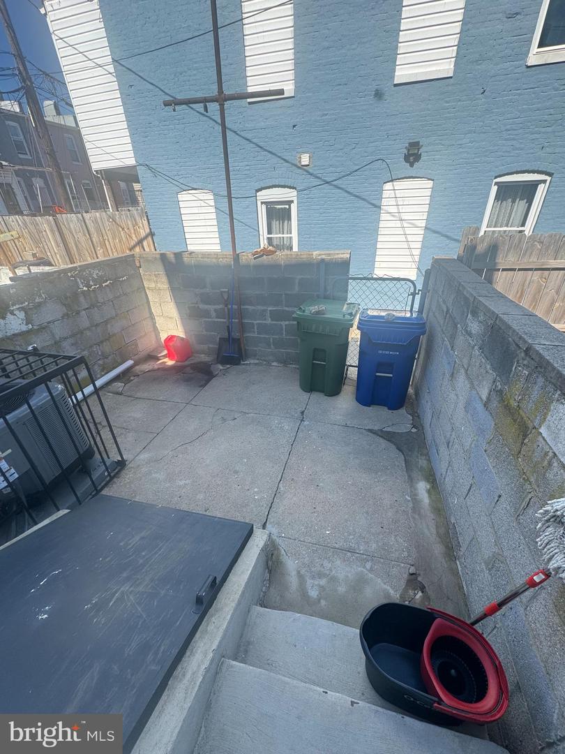2404 E Madison St Property Photo 19