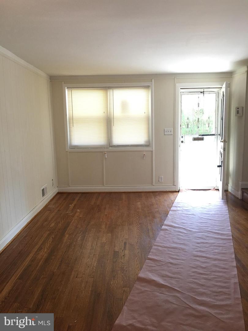 1216 N Augusta Ave Property Photo 2