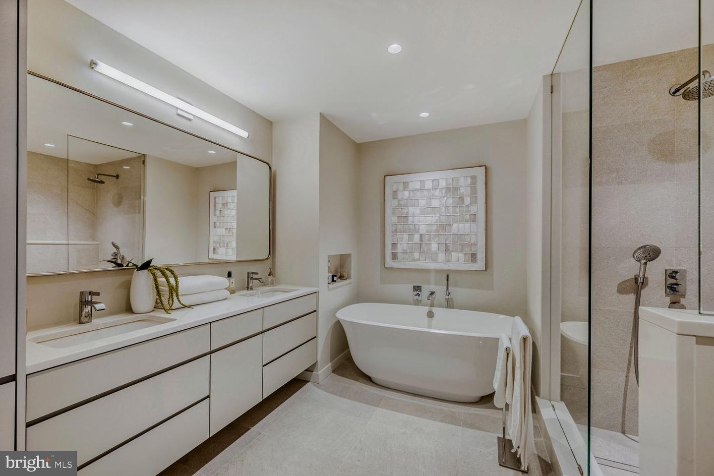 1200 Steuart St #1811 Property Photo 22