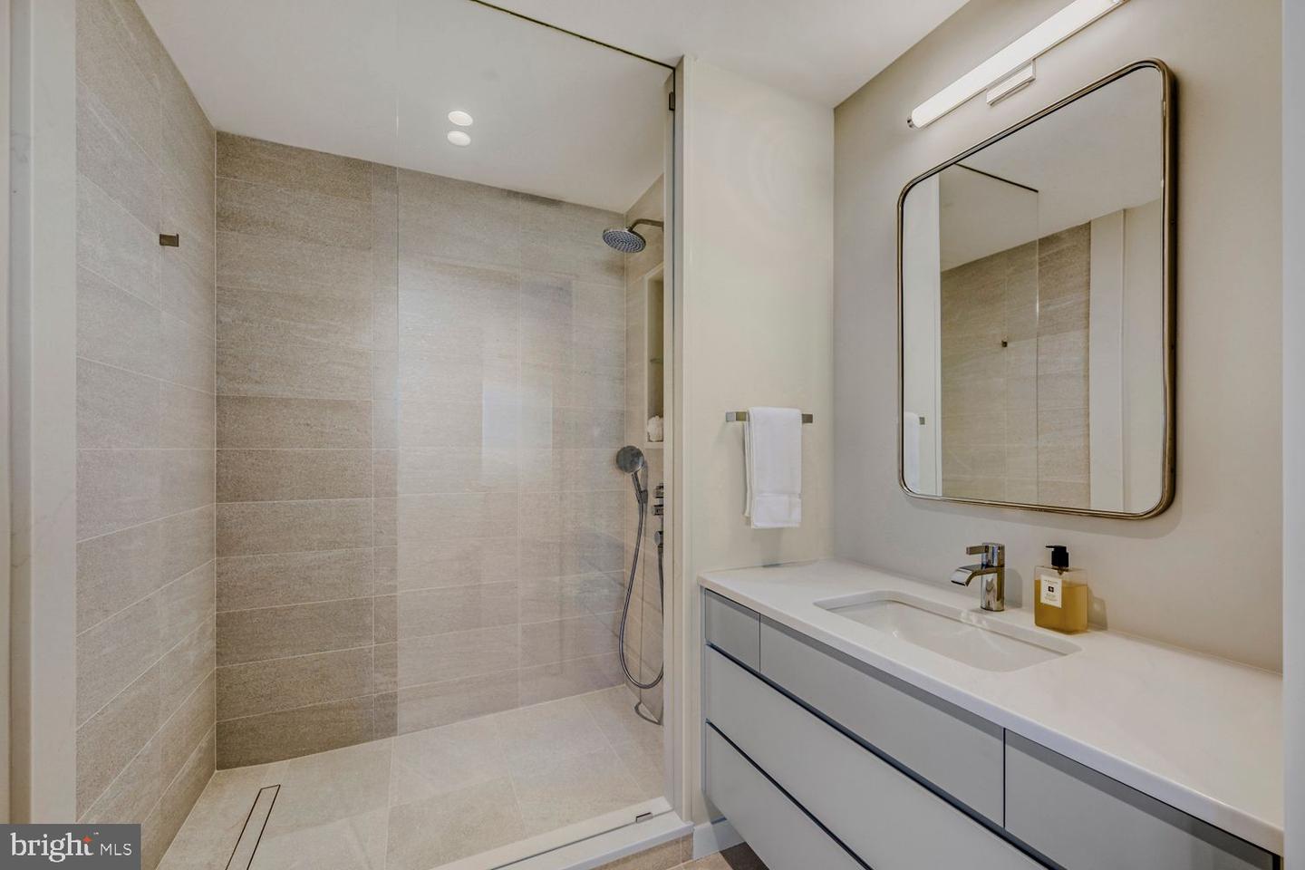 1200 Steuart St #1811 Property Photo 27