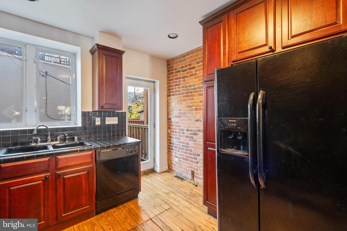 1407 Webster St Property Photo 4