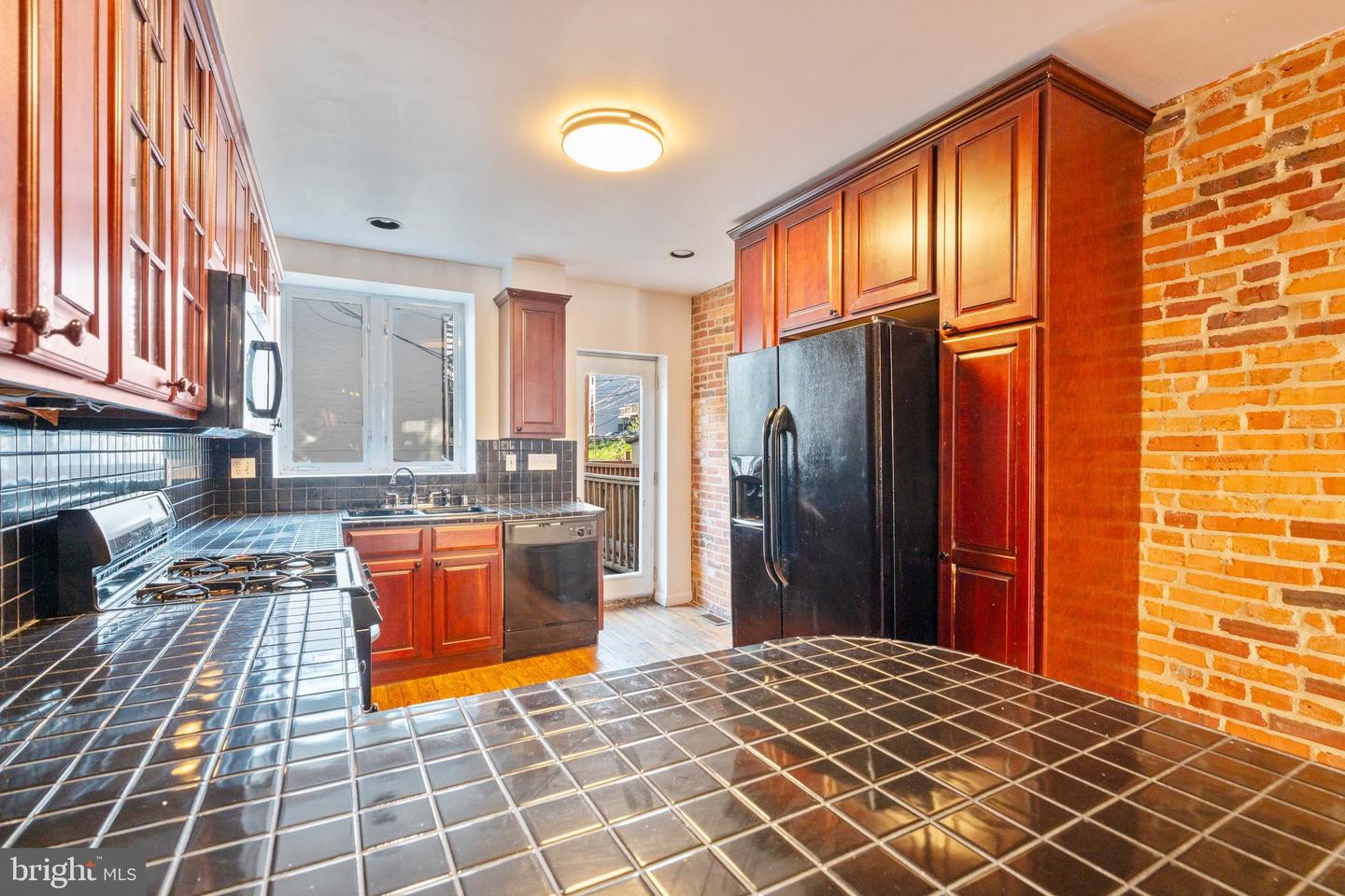 1407 Webster St Property Photo 7