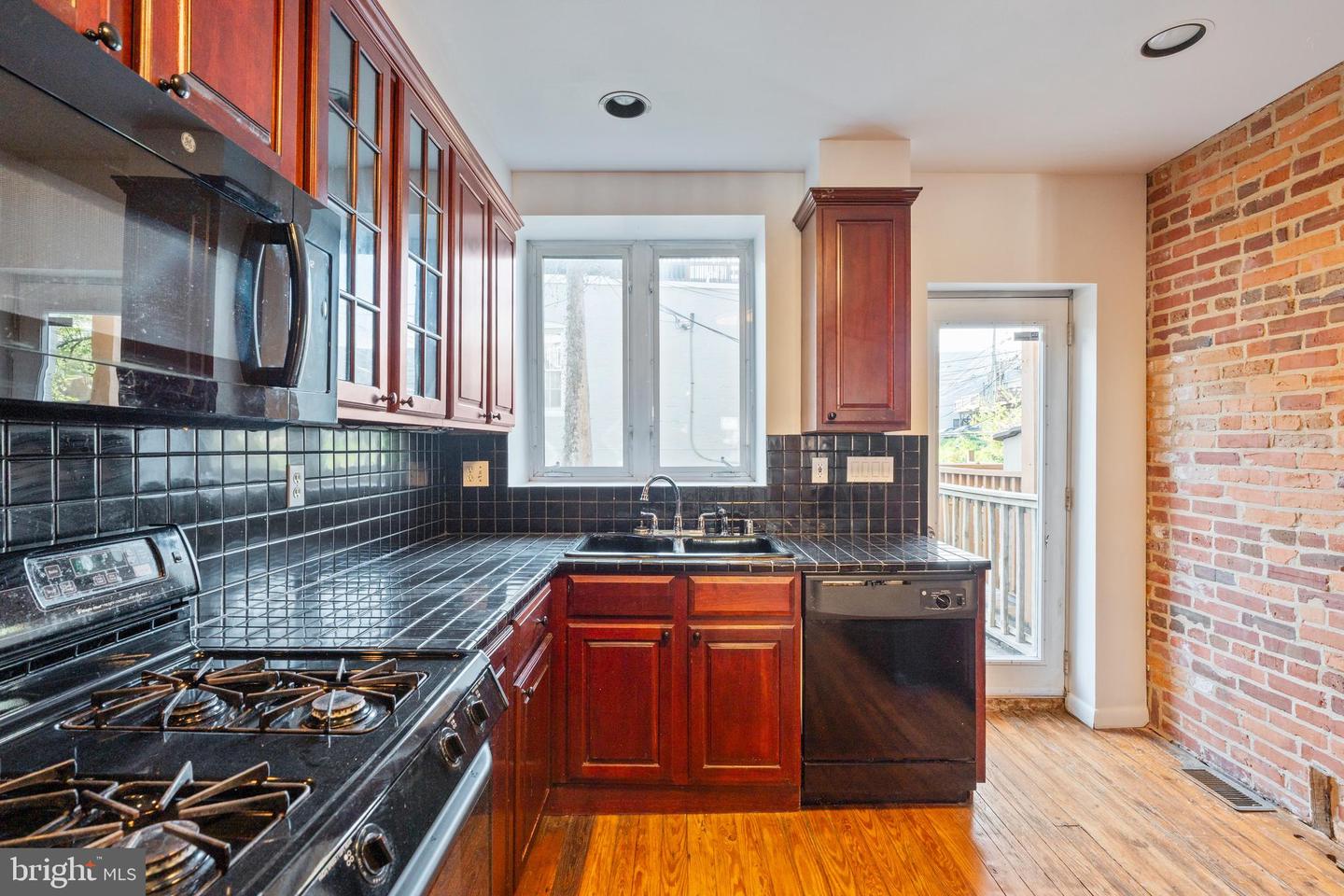 1407 Webster St Property Photo 8