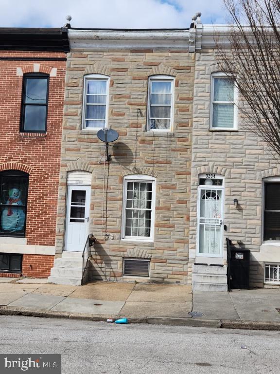 3202 E FAIRMOUNT AVE Property Photo 1