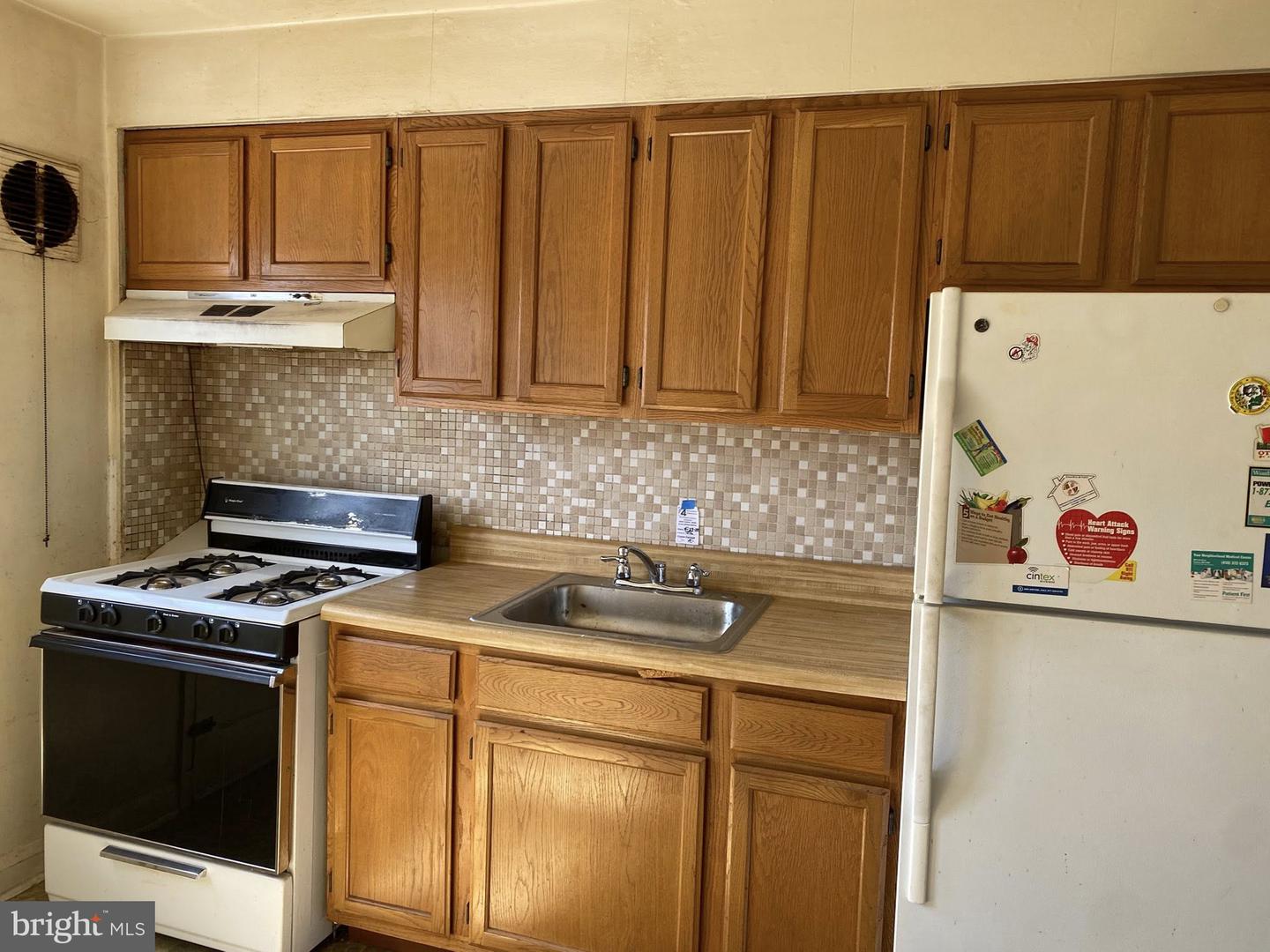 815 Saint Dunstans Rd Property Photo 2