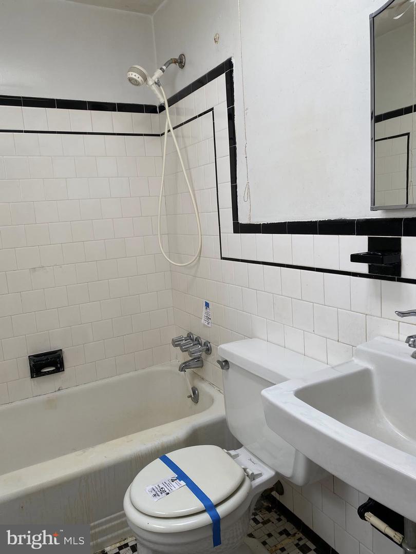 815 Saint Dunstans Rd Property Photo 3