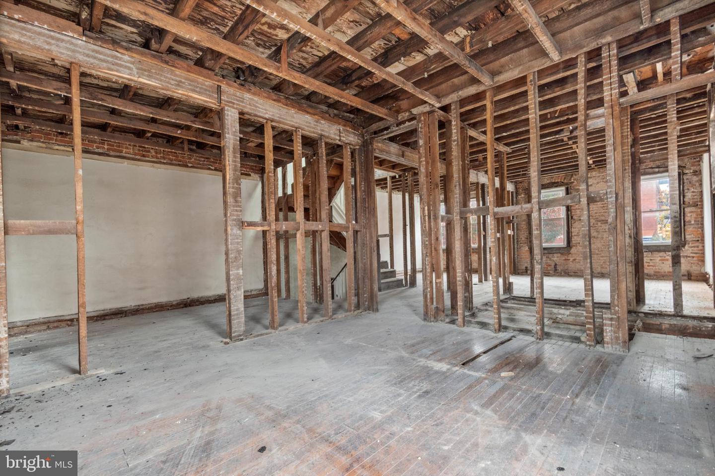 109 E 33rd St Property Photo 12