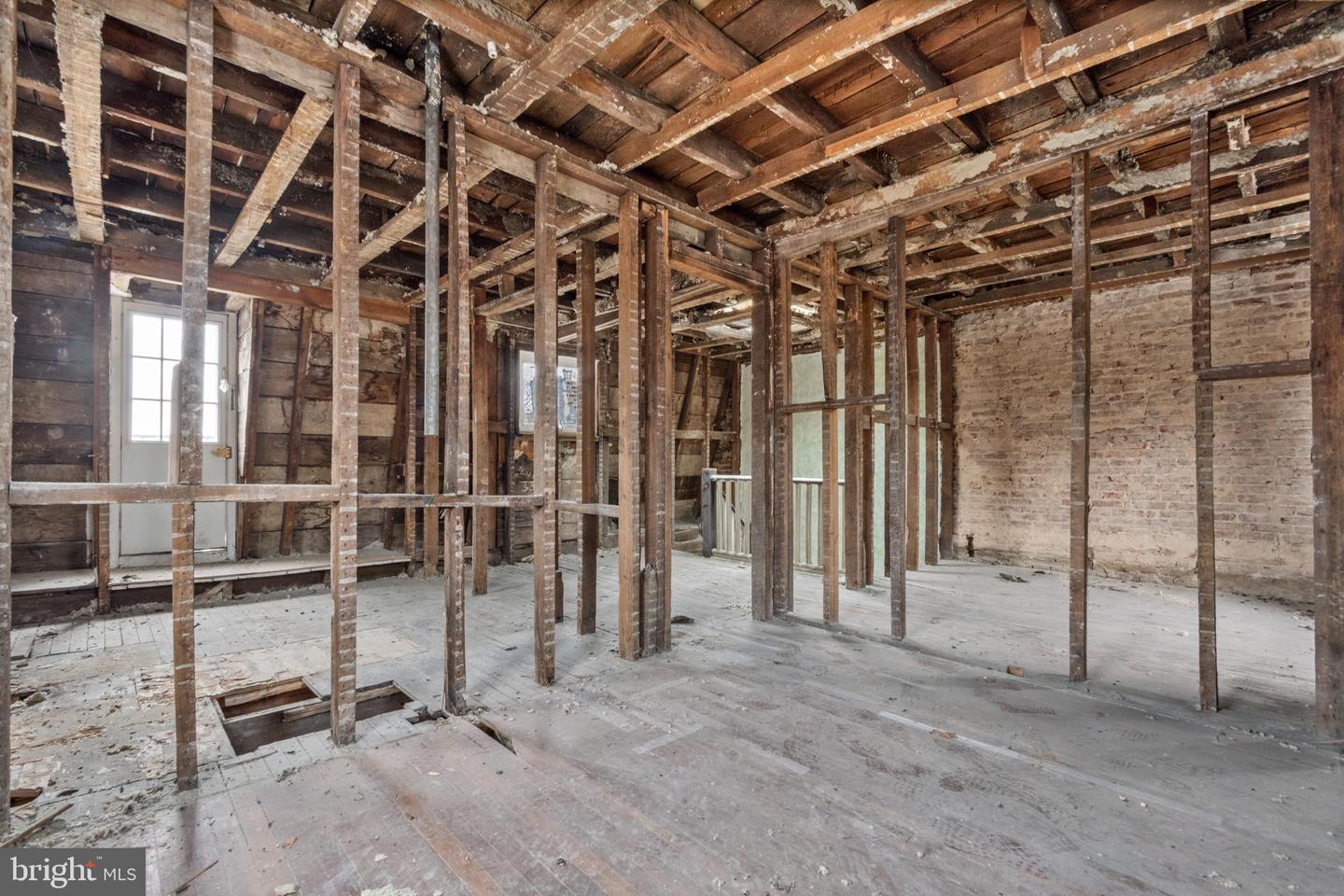 109 E 33rd St Property Photo 17