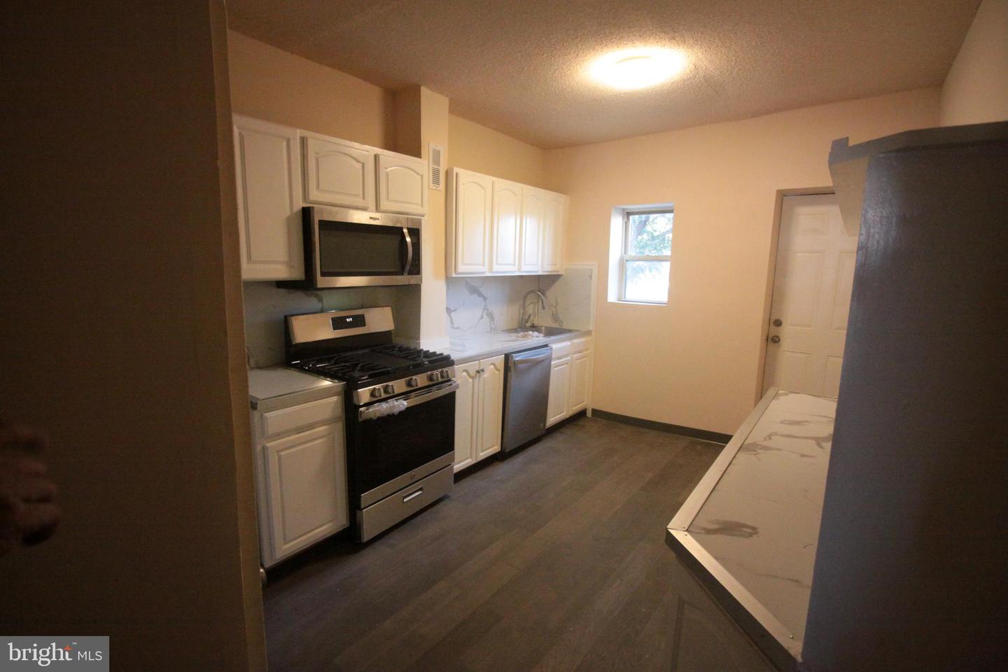 2704 Greenmount Ave Property Photo 4