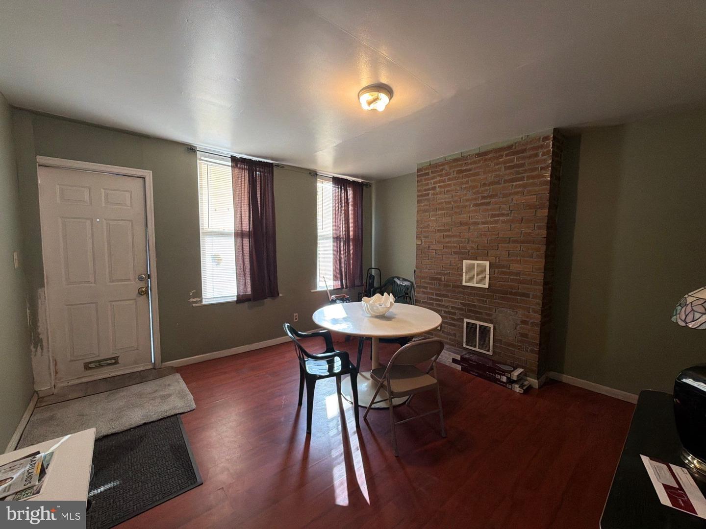 33 S Calverton Rd Property Photo 5