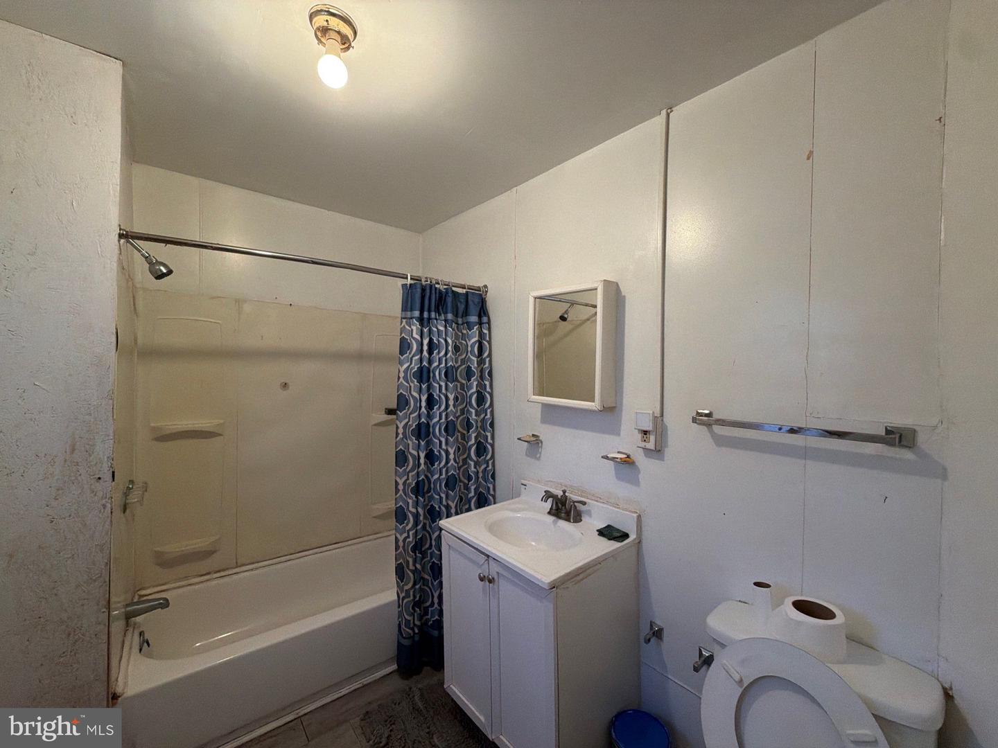33 S Calverton Rd Property Photo 11