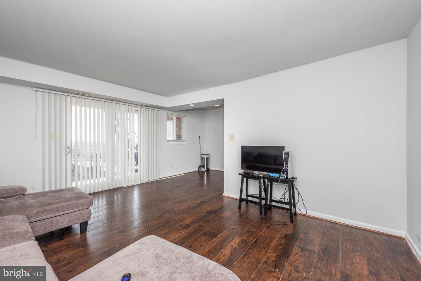 1911 W Baltimore St Property Photo 13