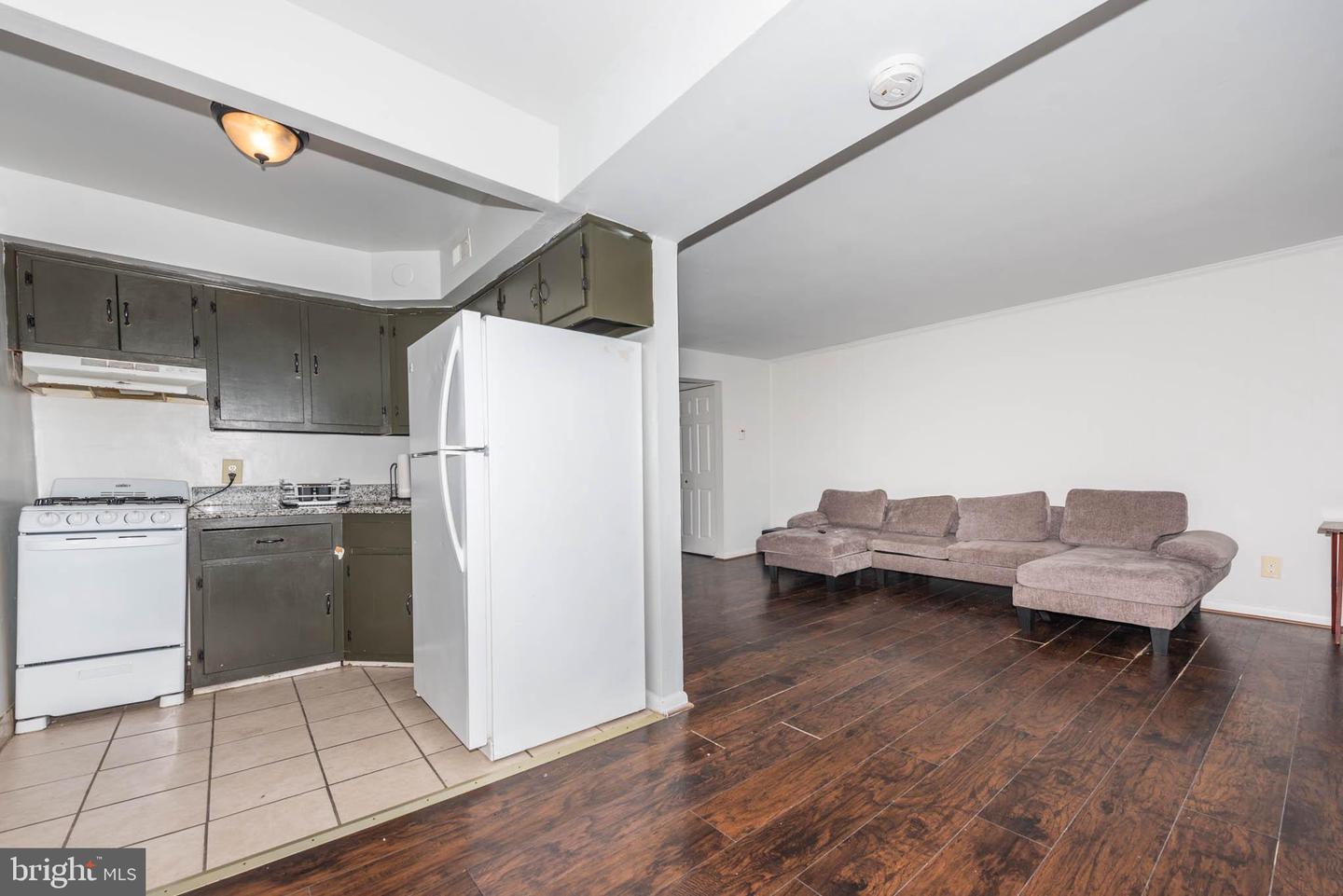 1911 W Baltimore St Property Photo 16