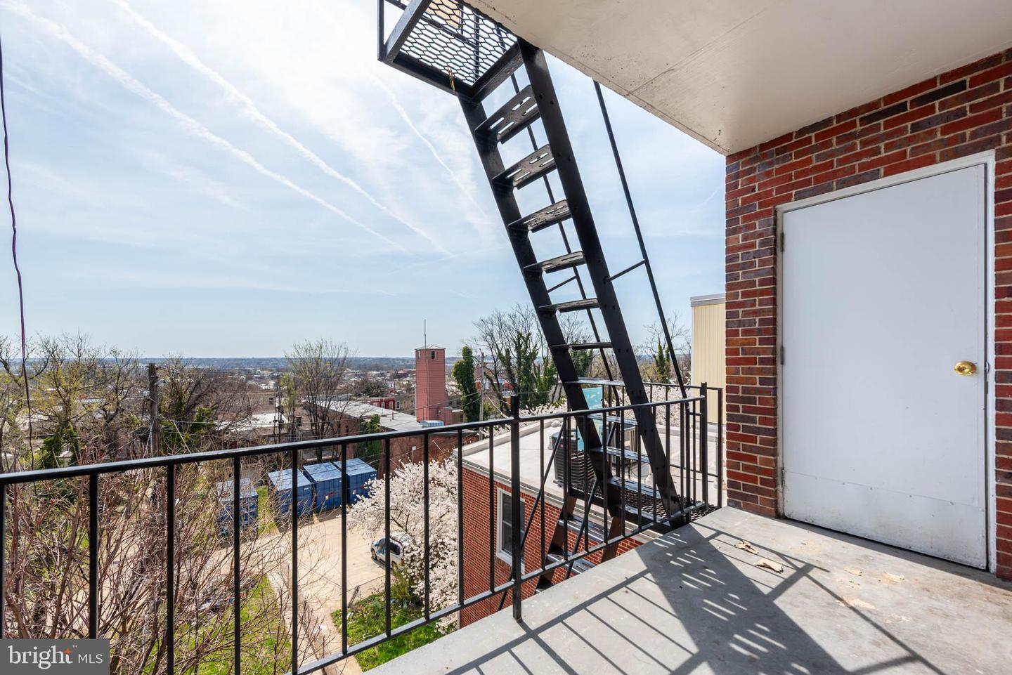 1911 W Baltimore St Property Photo 25