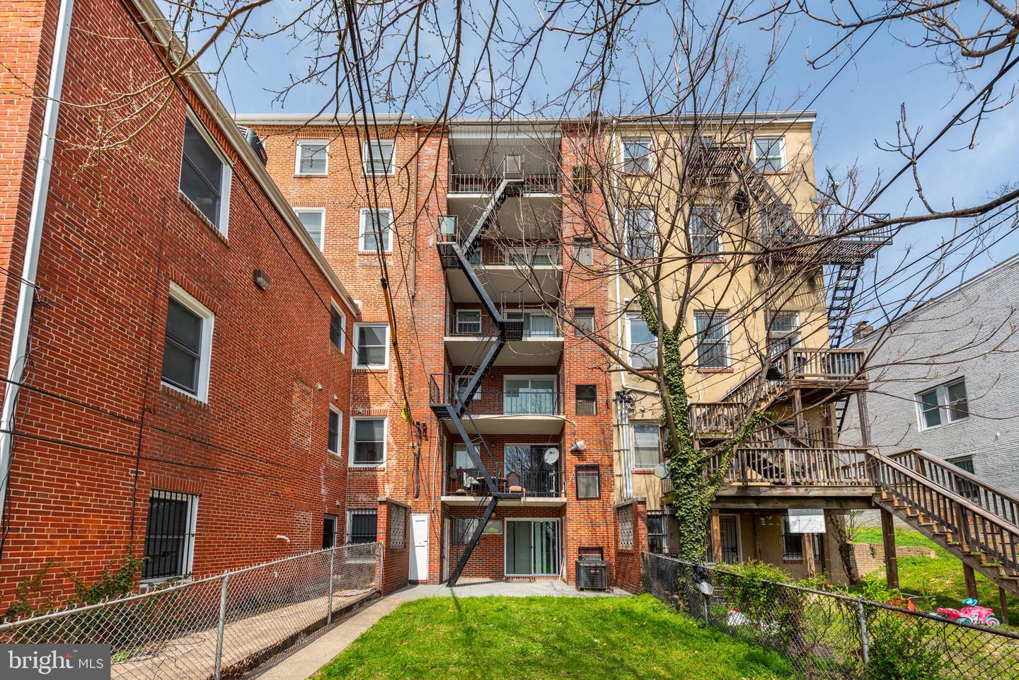 1911 W Baltimore St Property Photo 28