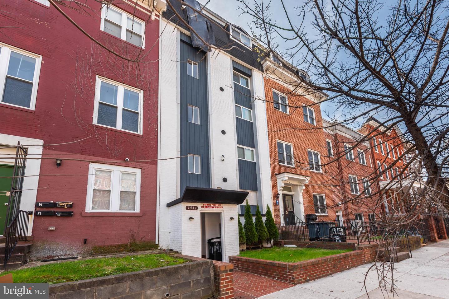1911 W Baltimore St Property Photo 32